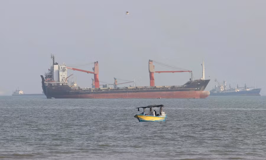 cac-tau-tai-eo-bien-hormuz-hom-1310-anh-ap.jpg