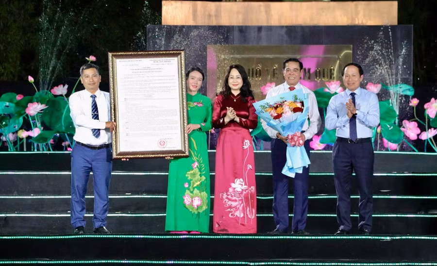 pho-thu-tuong-chinh-phu-le-tien-chau-va-bo-truong-bo-van-hoa-the-thao-va-du-lich-lam-thi-phuong-thanh-trao-quyet-dinh-cong-nhan-khu-du-lich-quoc-gia-kim-lien.jpg
