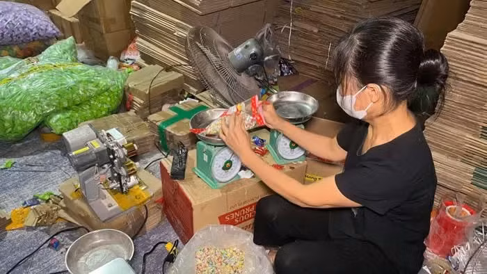 dat-thu-mua-banh-keo-nguyen-lieu-tu-nhieu-nguon-trong-nuoc-ve-cho-nhan-vien-dong-goi-bao-bi-in-thong-tin-ma-vach-hang-hoa-xuat-xu-tu-han-quoc-nhat-ban-thai-lan-indonesiajpg.jpg