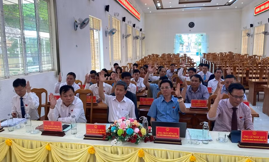 dai-dieu-hdnd-huyen-ia-grai-khao-xiii-bieu-quyet-thong-qua-2-du-thao-nq-tai-ky-hop-thu-20-ngay-22-5-2025.jpg
