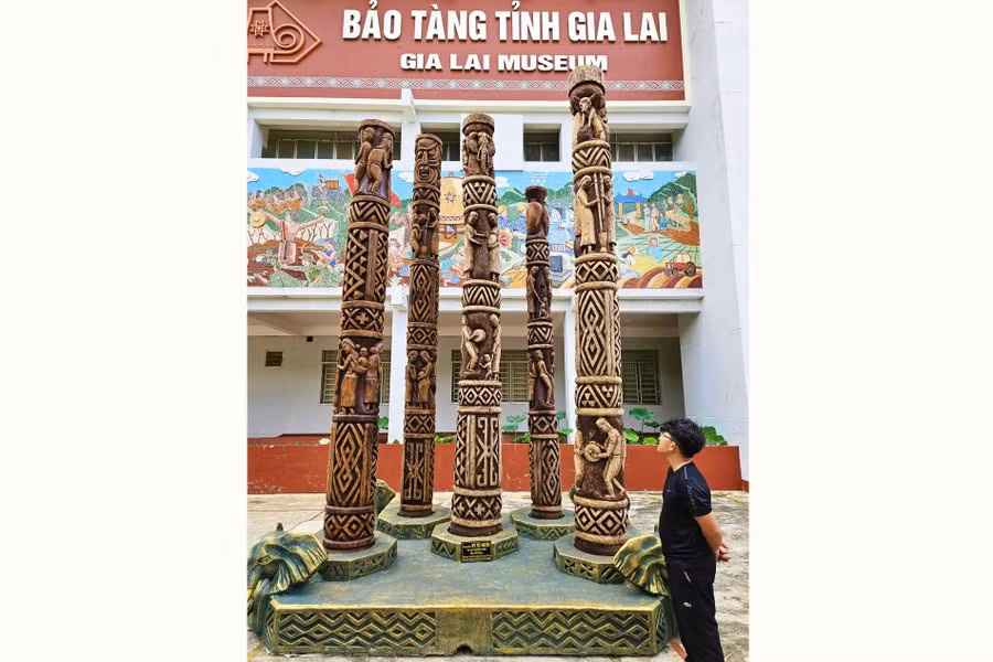 hoa-si-nguyen-nam-ben-tac-pham-dieu-khac-net-tay-nguyen.jpg