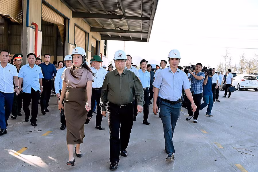 Đoàn công tác của Thủ tướng Chính phủ Phạm Minh Chính đến thăm và kiểm tra tình hình thiệt hại do bão số 13 tại Công ty Thức ăn Chăn nuôi Fago. Ảnh: Đức Thụy