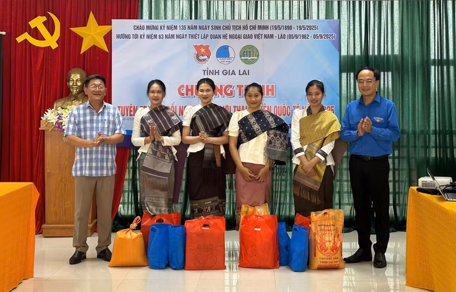thuong-truc-tinh-doan-tang-qua-cho-cac-sinh-vien-lao.jpg