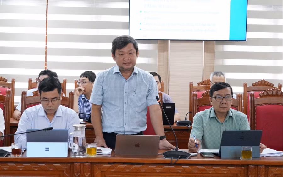 Giám đốc Sở Khoa học và Công nghệ Trần Kim Kha báo cáo kết quả thực hiện Nghị quyết 57-NQ/TW trên địa bàn tỉnh thời gian qua. Ảnh: Nguyễn Hân