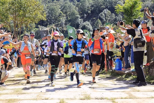 Các vận động viên thi đấu cự ly 160 km xuất phát.