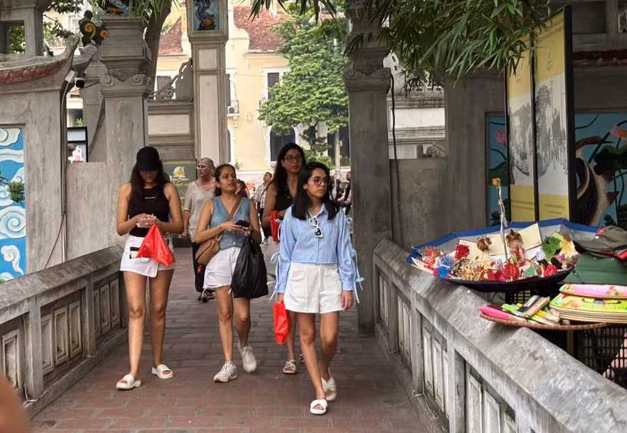 khach-quoc-te-den-viet-nam.jpg
