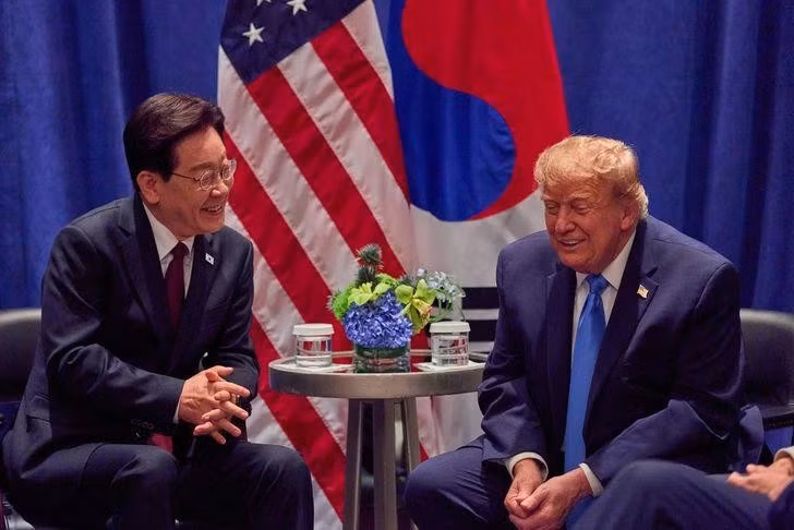 tong-thong-han-quoc-lee-jae-myung-trao-doi-voi-nguoi-dong-cap-my-donald-trump-trong-cuoc-gap-thuong-dinh-tai-new-york-hoi-thang-9.jpg