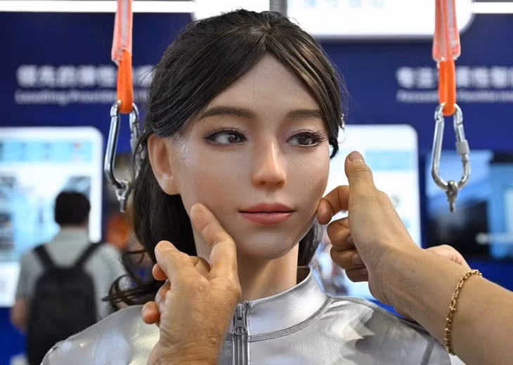 khach-tham-quan-cham-vao-khuon-mat-nhu-nguoi-that-cua-robot-do-hanwei-san-xuat-tai-hoi-nghi-anh-afp.jpg