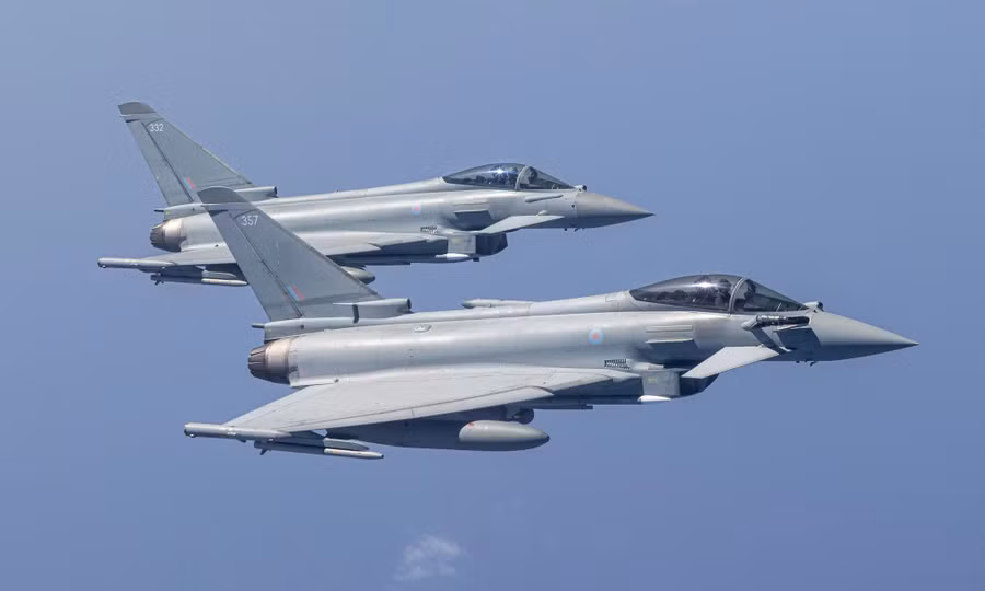 tiem-kich-typhoon-fgr4-cua-anh-trong-anh-cong-bo-ngay-164-anh-bqp-anh.jpg