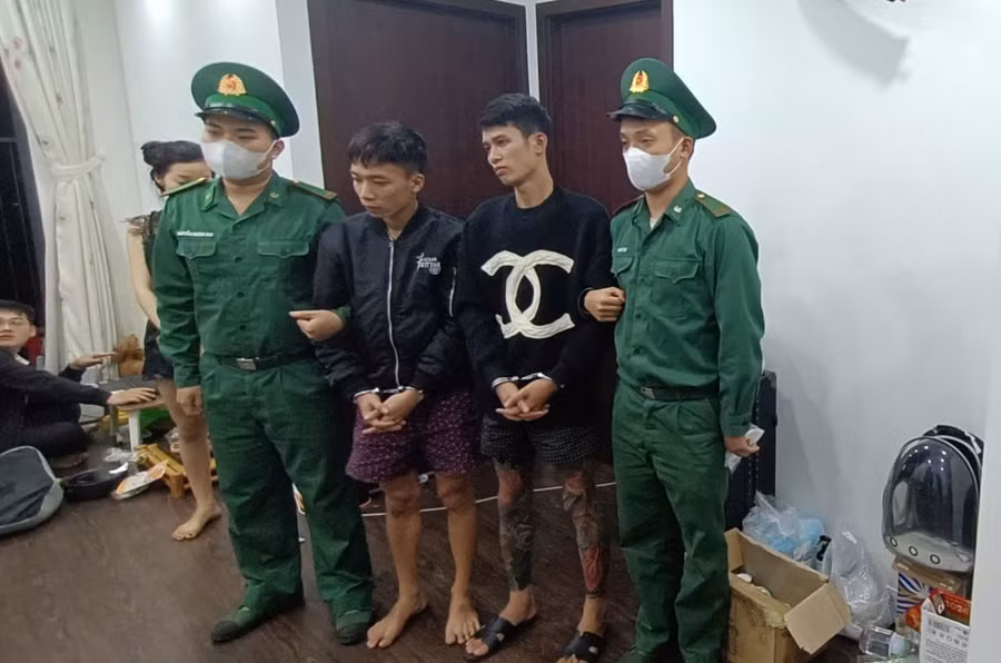 don-bien-phong-cua-khau-cang-quy-nhon-bat-giu-2-doi-tuong-tang-tru-mua-ban-ma-tuy.jpg