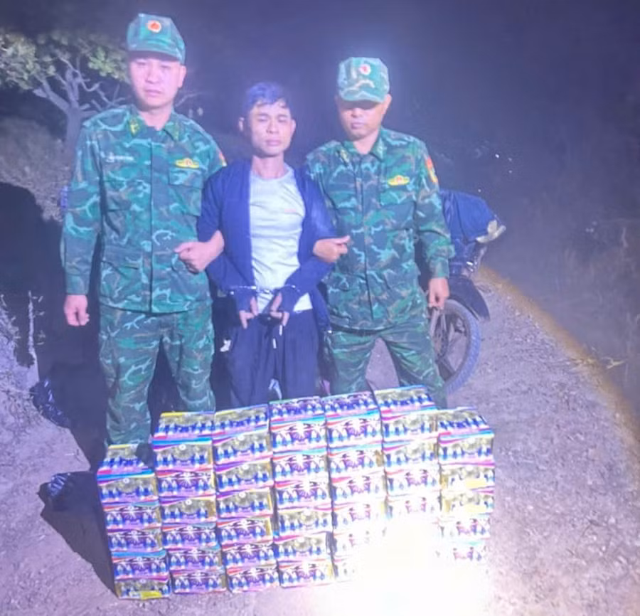 don-bien-phong-ia-nan-bat-giu-doi-tuong-van-chuyen-phao.jpg