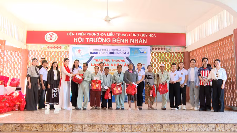 ban-to-chuc-trao-qua-cho-benh-nhan-va-nguoi-dan.jpg
