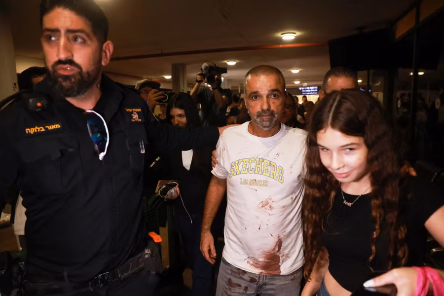 yaniv-hayoun-ao-trang-hanh-khach-nguoi-israel-da-tham-gia-khong-che-co-pho-chuyen-bay-flydubai-duoc-chao-don-khi-toi-cong-san-bay-ben-gurion-gan-tel-aviv-israel.jpg