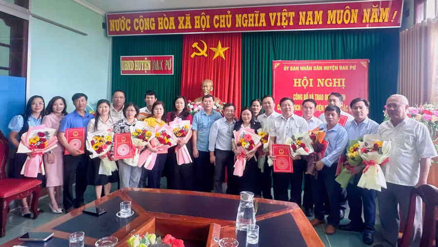 lanh-dao-ubnd-huyen-trao-quyet-dinh-bo-nhiem-chuc-vu-lanh-dao-quan-ly-cac-co-quan-chuyen-mon-thuoc-uy-ban-nhan-dan-huyen.jpg
