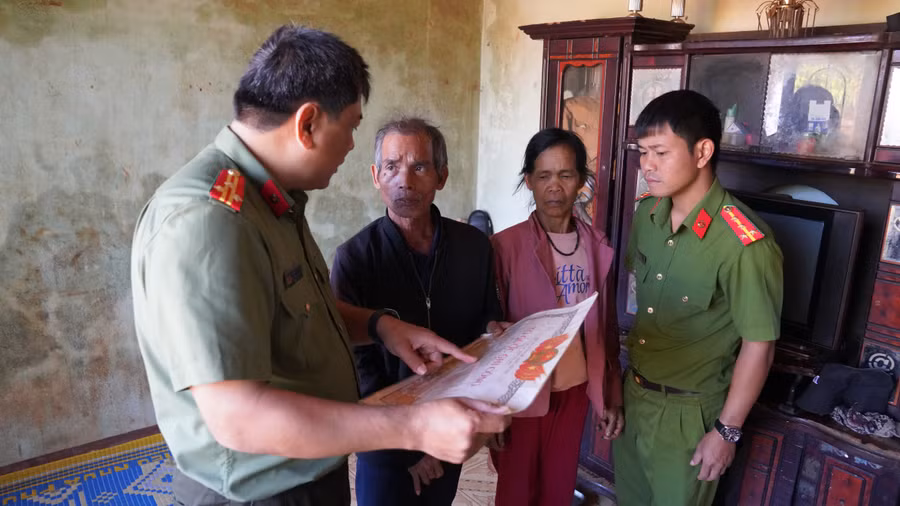1-ong-siu-djiuh-cho-can-bo-cong-an-xem-chung-nhan-liet-sy-cua-me.jpg
