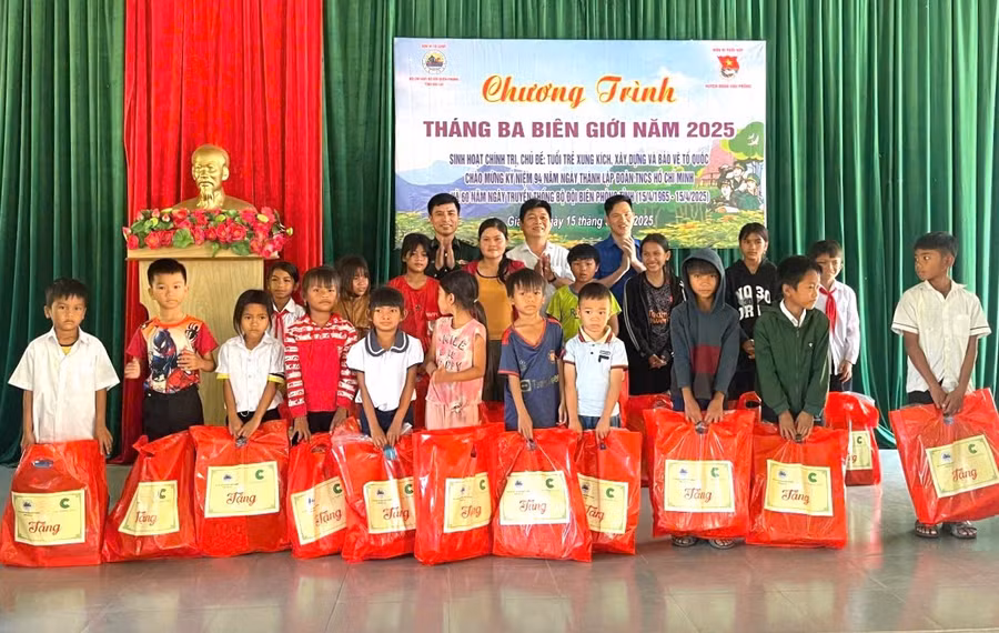 tang-20-phan-qua-cho-cac-em-hoc-sinh-co-hoan-canh-kho-khan-tren-dia-ban-xa-ia-mo.jpg