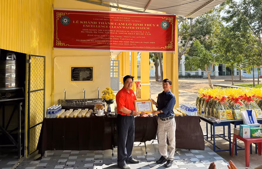 hoi-ctd-trao-tam-long-vang-cho-nha-tai-tro.jpg
