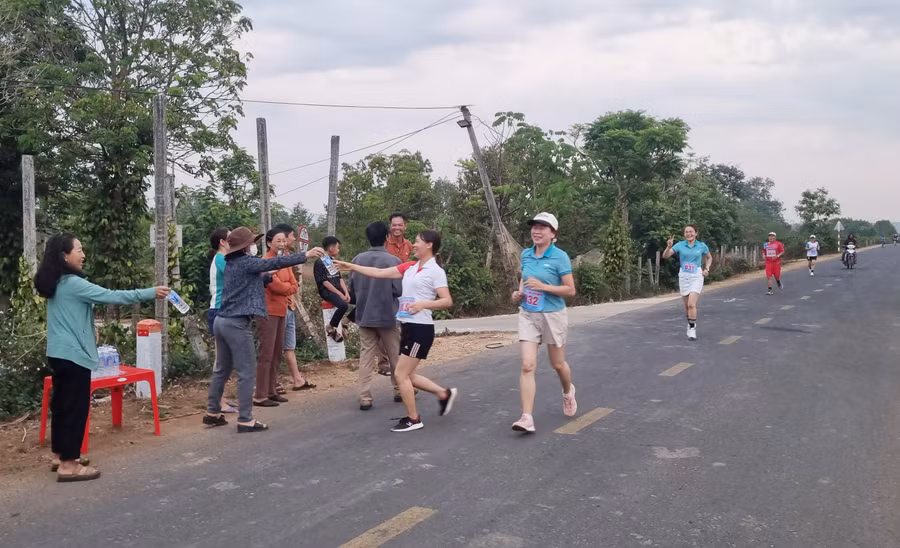 cac-van-dong-vien-nu-tren-duong-chay.jpg
