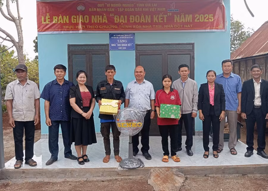 anh-pho-chu-tich-uy-ban-mttq-viet-nam-tinh-siu-trung-vi-tri-thu-5-tu-trai-sang-va-dai-dien-lanh-dao-cac-don-vi-tham-du-le-ban-giao-nha-va-tang-cho-gia-dinh-ong-amik-thon-aluk-xa-kdang-anh-na1-copy.jpg