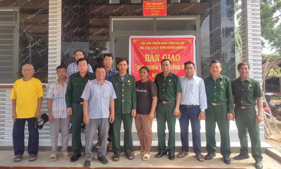 anh-hoi-cuu-chien-binh-huyen-kbang-phoi-hop-ban-giao-nha-nghia-tinh-dong-doi-cho-hoi-vien-ccbdinh-jioi-ong-dinh-jioi-nguoi-thu-6-tu-ben-phai-sang.jpg