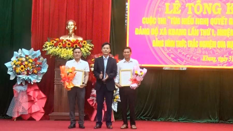 trao-2-giai-nhat-cho-2-ca-nhan-tai-2-ky-thi.jpg