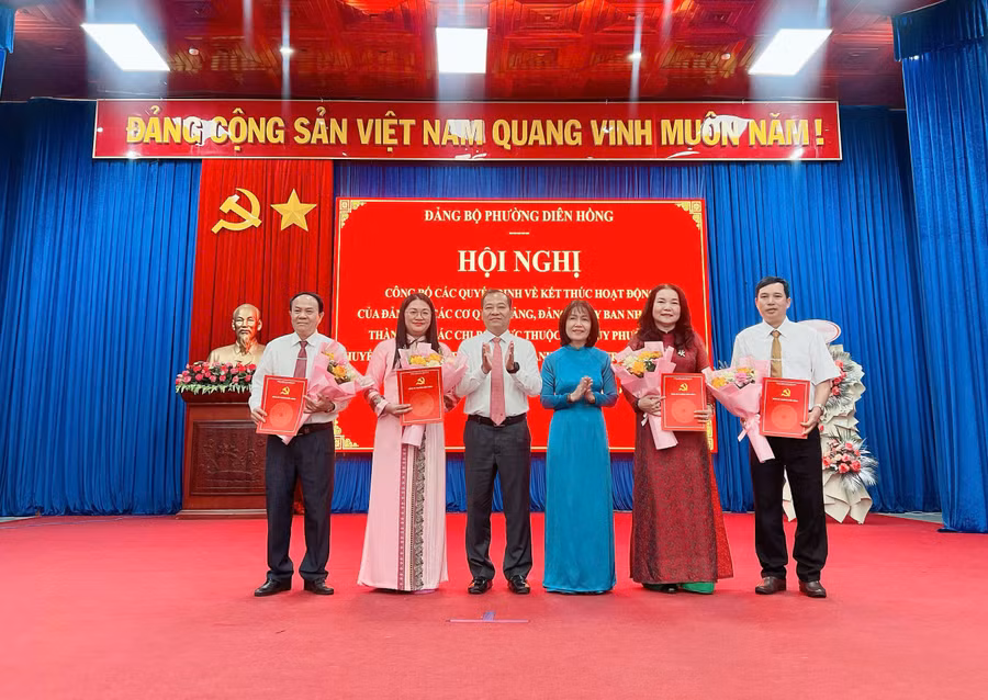 lanh-dao-dang-uy-phuong-dien-hong-trao-quyet-dinh-chuyen-chi-bo-truong-hoc-thanh-dang-bo-truong-hoc-truc-thuoc-dang-bo-phuong.jpg