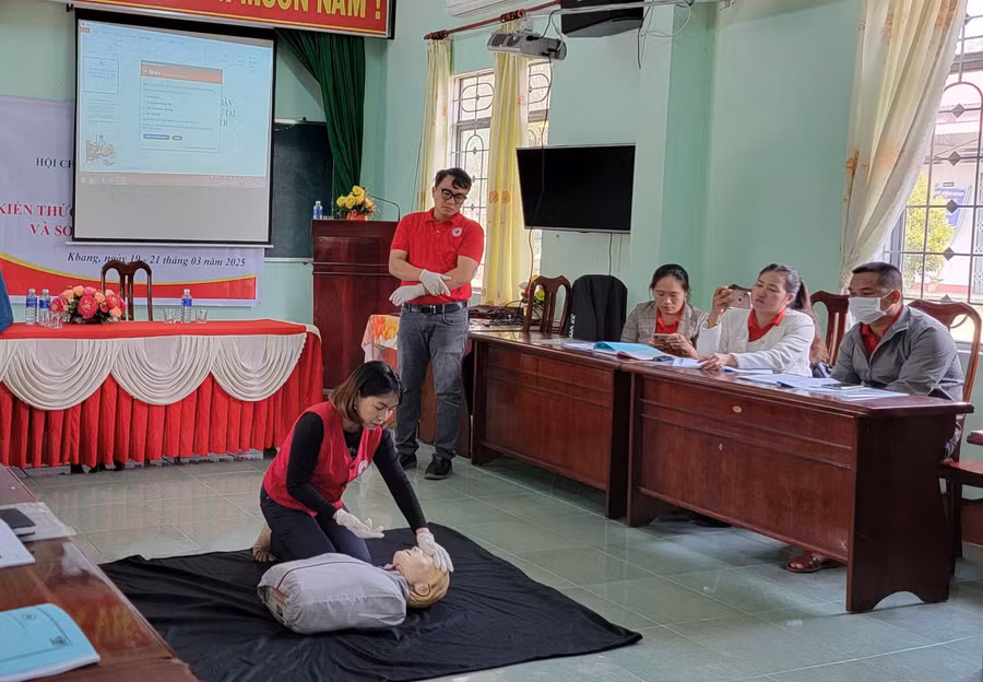 thuc-hanh-ky-nang-so-cap-cuu-tai-nan-giao-thong-cho-doi-ngu-tinh-nguyen-vien-chu-thap-do-tren-dia-ban-huyen-kbang.jpg
