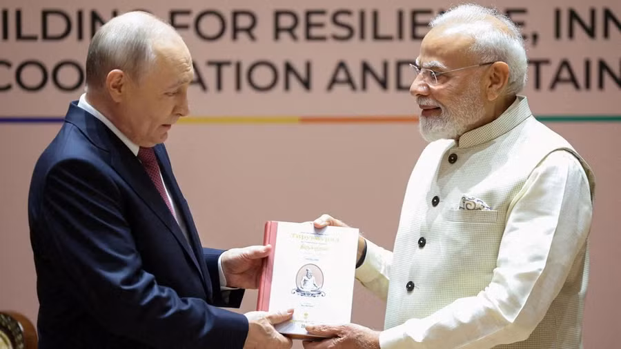 hu-tuong-an-do-narendra-modi-tang-qua-tong-thong-nga-vladimir-putin-anhreutersjpg.jpg