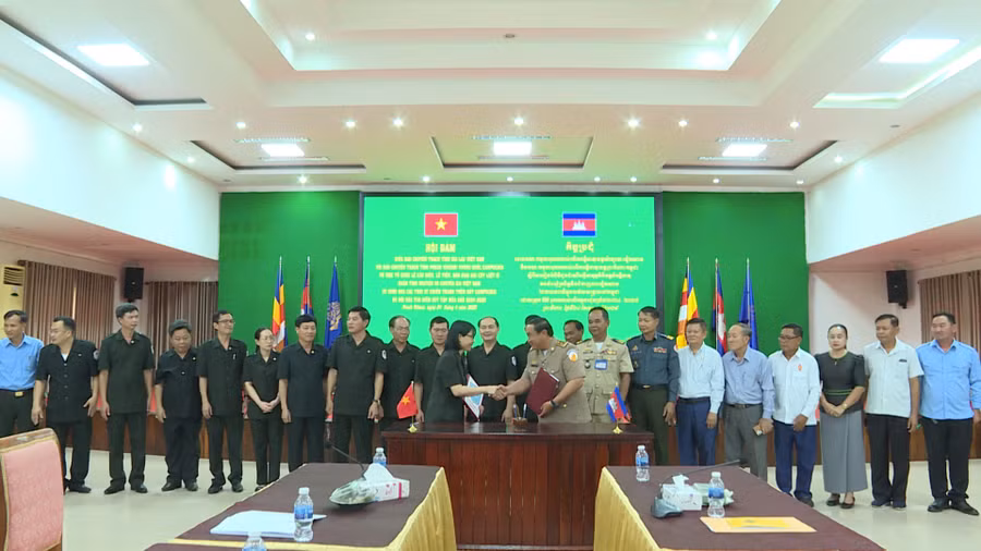 ban-chuyen-trach-tinh-gia-lai-va-ban-chuyen-trach-tinh-preah-vihear-ky-ket-phoi-hop-to-chuc-le-cau-sieu-le-tien-bao-giao-hai-cot-liet-sy-quan-tinh-nguyen-va-chuyen-gia-viet-nam.jpg