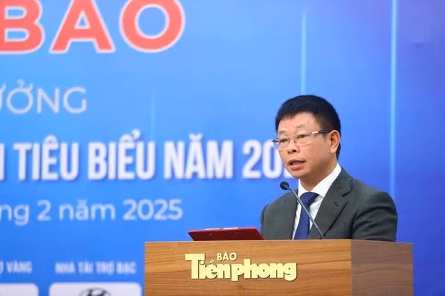 Anh Phùng Công Sưởng, Tổng biên tập Báo Tiền Phong, Giám đốc Quỹ Hỗ trợ tài năng trẻ Việt Nam thông tin tại cuộc họp báo
