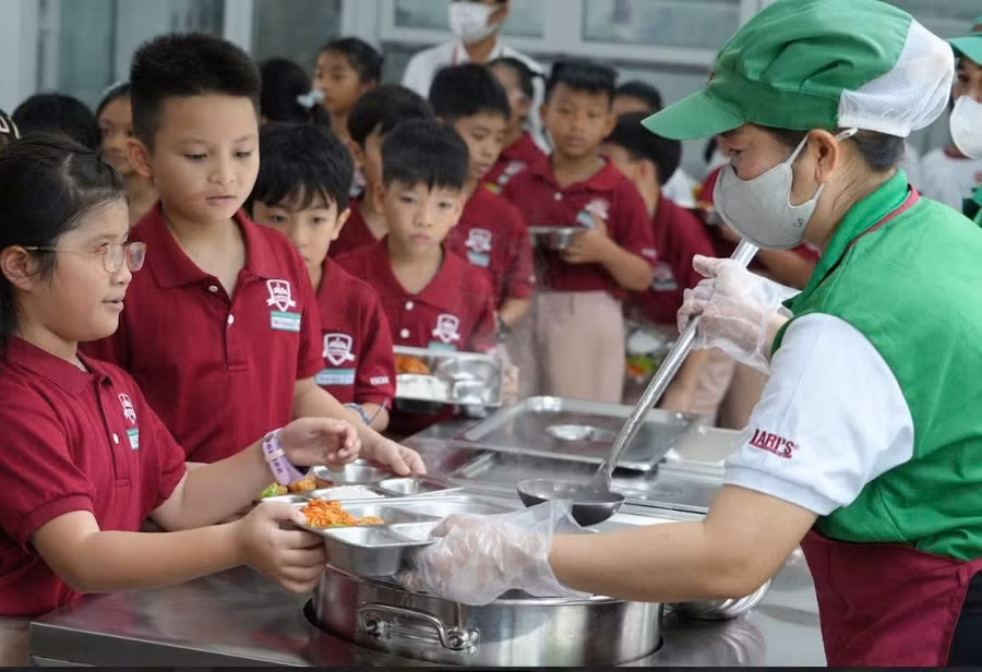 nhan-vien-lari-phuc-vu-bua-an-trua-tai-truong-hoi-nhap-quoc-te-ischool-ninh-thuan.jpg
