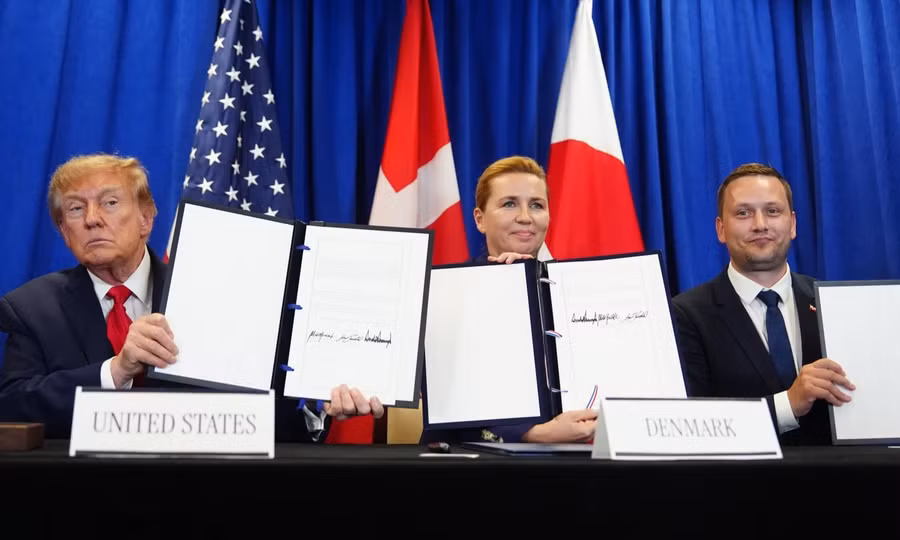 tong-thong-trump-thu-tuong-frederiksen-va-thu-hien-nielsen-tai-le-ky-thoa-thuan-ngay-229-anh-ap.jpg