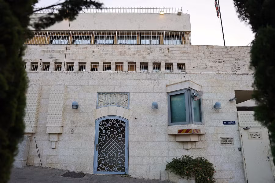 toa-nha-tong-lanh-su-quan-anh-tai-jerusalem-ngay-810-voi-phan-bang-hieu-da-bi-thao-xuong-anh-reutersjpg.jpg