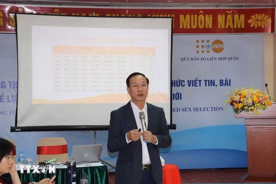 Bác sỹ Mai Trung Sơn (Cục Dân số, Bộ Y tế) chia sẻ về thực trạng và giải pháp trong Hội nghị. (Ảnh: Hạnh Quyên/TTXVN)