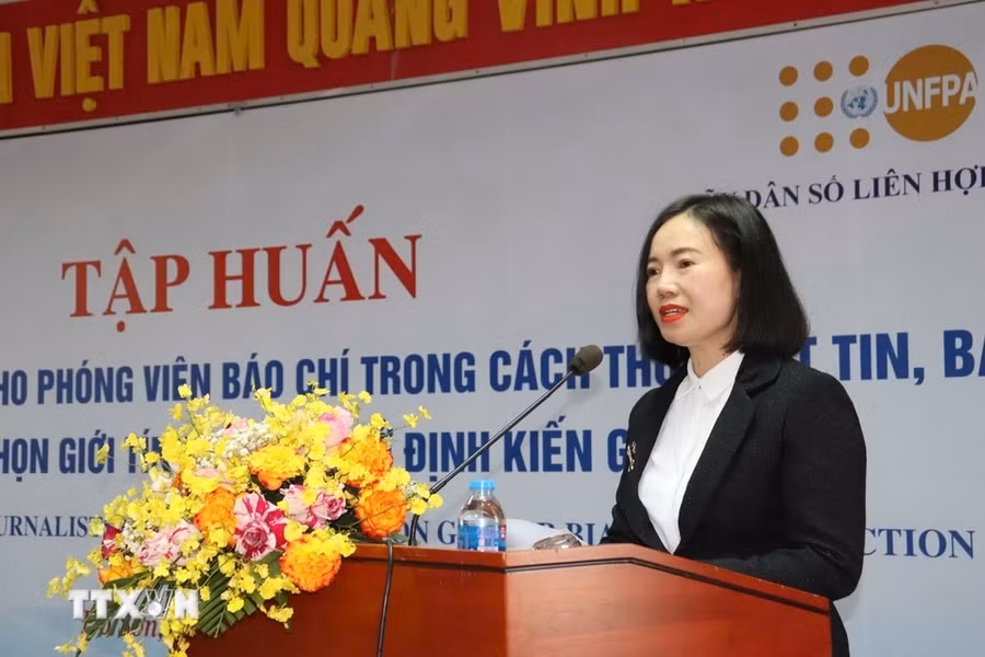 Bà Hoàng Thị Thơm, Phó Cục trưởng Cục Dân số (Bộ Y tế) phát biểu. (Ảnh: TTXVN phát)