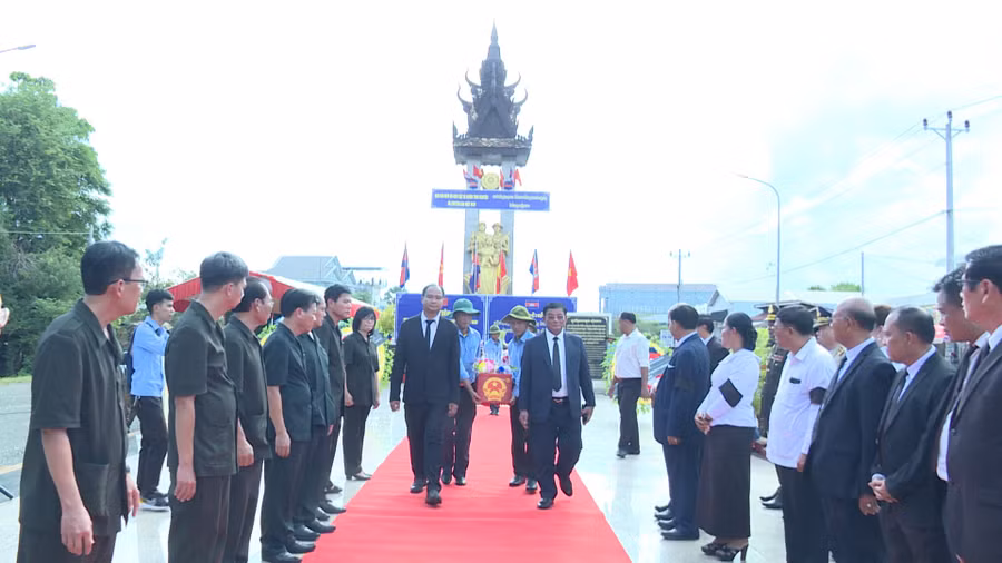 lanh-dao-tinh-preah-vihear-tien-cac-liet-sy-ve-nuoc.jpg