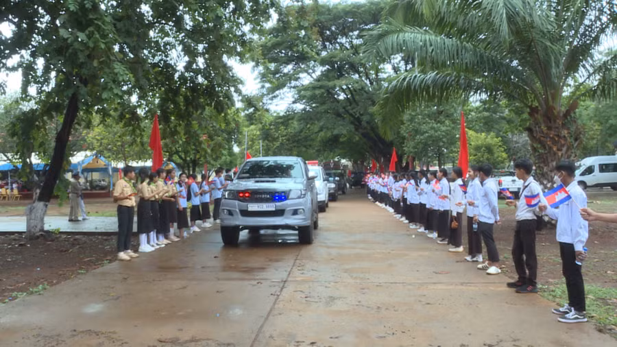 cac-em-hoc-sinh-tinh-ratanakiri-vay-chao-tu-biet-cac-liet-sy.jpg