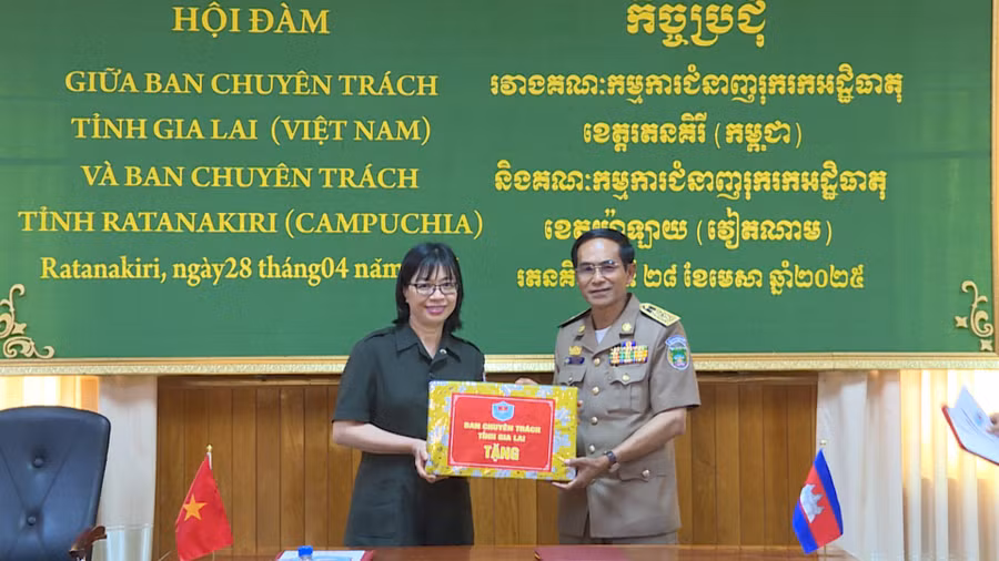 pho-chu-tich-ubnd-tinh-nguyen-thi-thanh-lich-truong-ban-chuyen-trach-tinh-gia-lai-ben-trai-tang-qua-ban-chuyen-trach-tinh-ratanakiri1.jpg