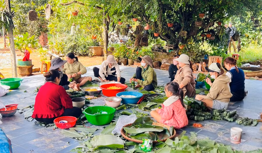 nhan-dan-xa-gao-chung-tay-goi-banh-chung-banh-tet-gui-ba-con-vung-lu.jpg