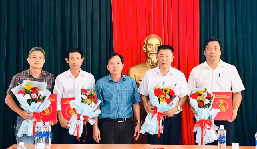 giam-doc-kho-bac-nha-nuoc-khu-vuc-xiv-trao-quyet-dinh-bo-nhiem-ban-lanh-dao-pgd-iv-ayun-pa.jpg