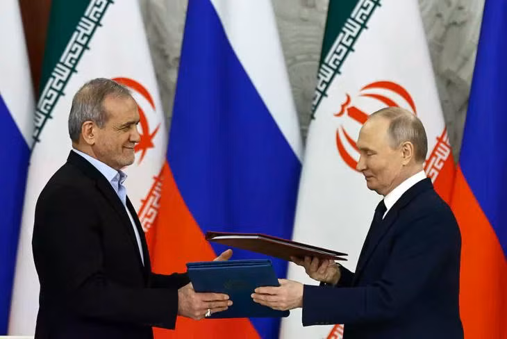 tong-thong-nga-vladimir-putin-phai-ky-ket-cac-van-kien-voi-tong-thong-iran-masoud-pezeshkian-tai-matxcova-vao-thang-1-2025-anh-reuterspng.jpg