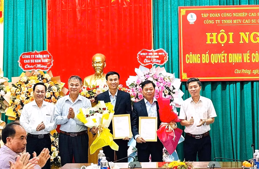 lanh-dao-tap-doan-cao-su-va-huyen-chuprong-trao-quyet-dinh-va-tang-hoa-chuc-mung-02-dong-chi-nhan-nhiem-vu-moi-tai-cong-ty-cao-su-chuprong-1637.jpg
