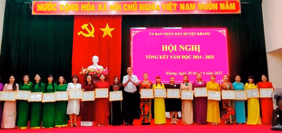 tang-danh-hieu-chien-sy-thi-dua-co-so-chao-cac-can-bo-giao-vien.jpg