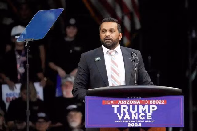 Ông Kash Patel phát biểu tại một sự kiện vận động cử tri của ông Trump tại bang Arizona hồi tháng 10
