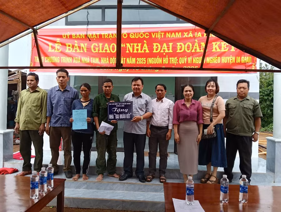 dai-dien-lanh-dao-uy-ban-mttq-viet-nam-huyen-ia-grai-va-lanh-dao-xa-ia-pech-ban-giao-nha-dai-doan-ket-cho-gia-dinh-ong-ro-cham-kin-lang-o-grang-anh-na.jpg