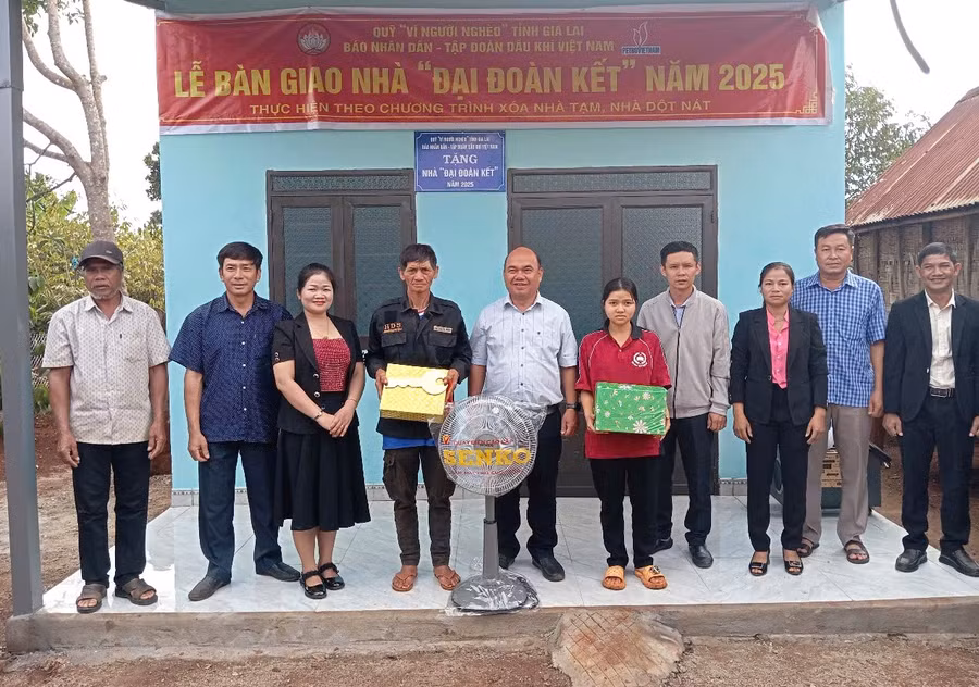 anh-pho-chu-tich-uy-ban-mttq-viet-nam-tinh-siu-trung-vi-tri-thu-5-tu-trai-sang-va-dai-dien-lanh-dao-cac-don-vi-tham-du-le-ban-giao-nha-va-tang-cho-gia-dinh-ong-amik-thon-aluk-xa-kdang-anh-na1.jpg