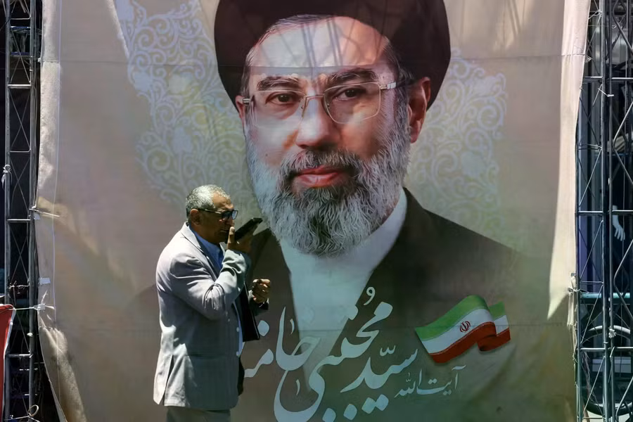 hinh-anh-lanh-tu-toi-cao-iran-mojtaba-khamenei-duoc-treo-tai-tehran-anh-afp.jpg