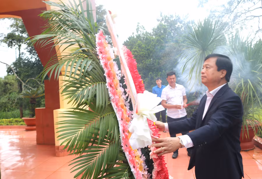 hinh-1-pct-tt-nguyen-tuan-thanh-dang-hoa-tai-dai-tuong-niem-anh-hung-liet-si-xa-chu-pah.jpg