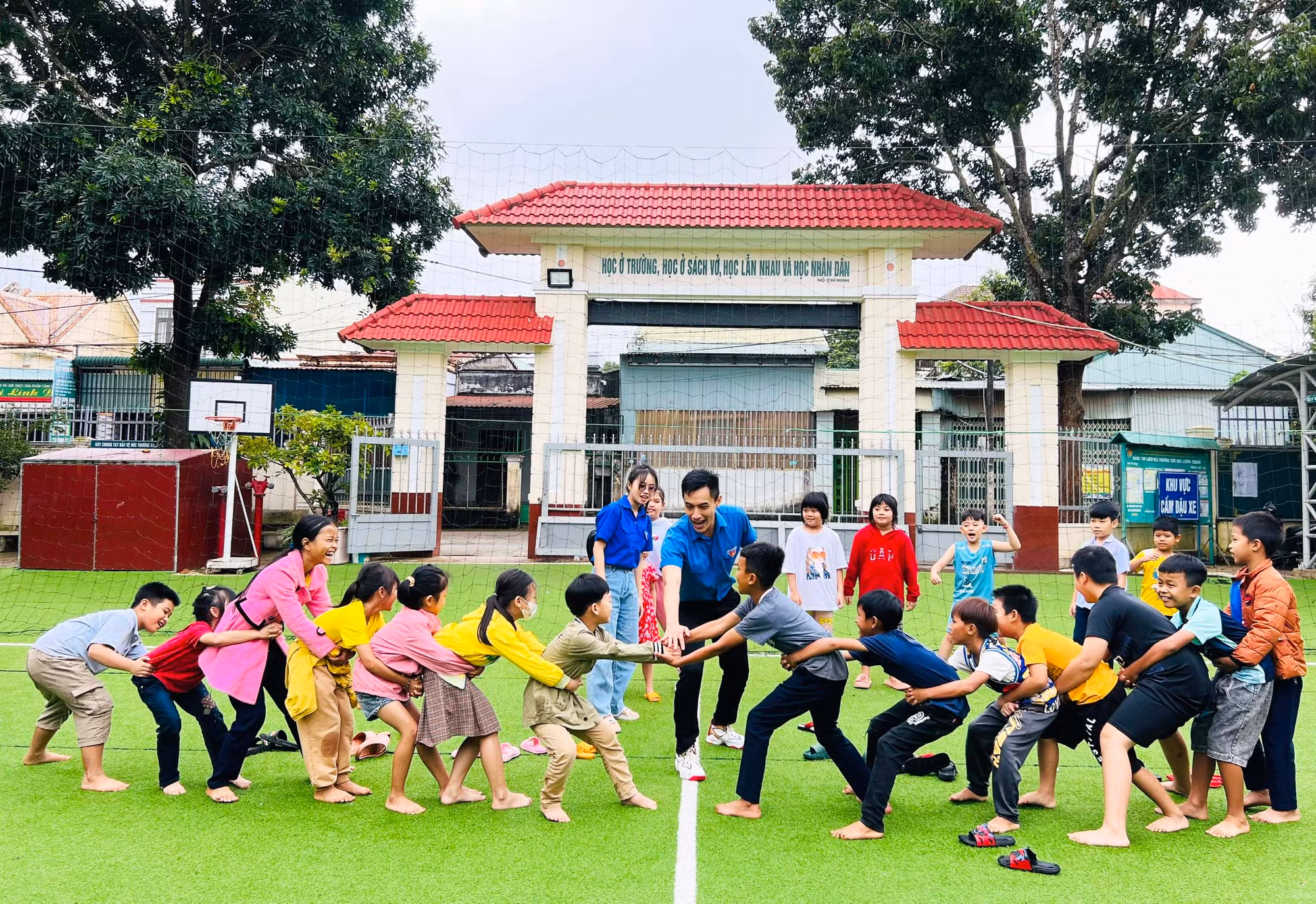 Các em thiếu nhi tham gia hoạt động vui chơi do Đoàn-Hội tổ chức. Ảnh: P.L