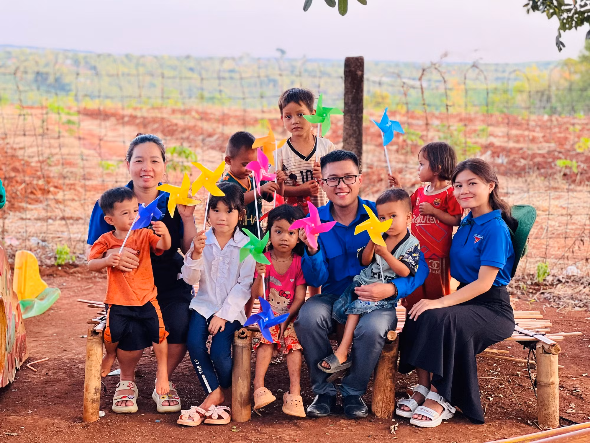 Các anh, chị đoàn viên, thanh niên luôn dành tình cảm, sự yêu thương cho thiếu nhi vùng khó. Ảnh: P.L